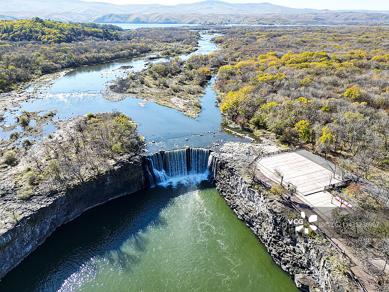 黑龙江省宁安市镜泊湖国家级风景名胜区航拍视角吊水楼瀑布秋天美景图片素材