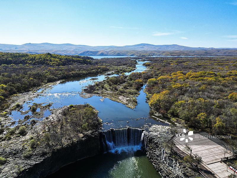黑龙江省宁安市镜泊湖国家级风景名胜区航拍视角吊水楼瀑布秋天美景图片素材