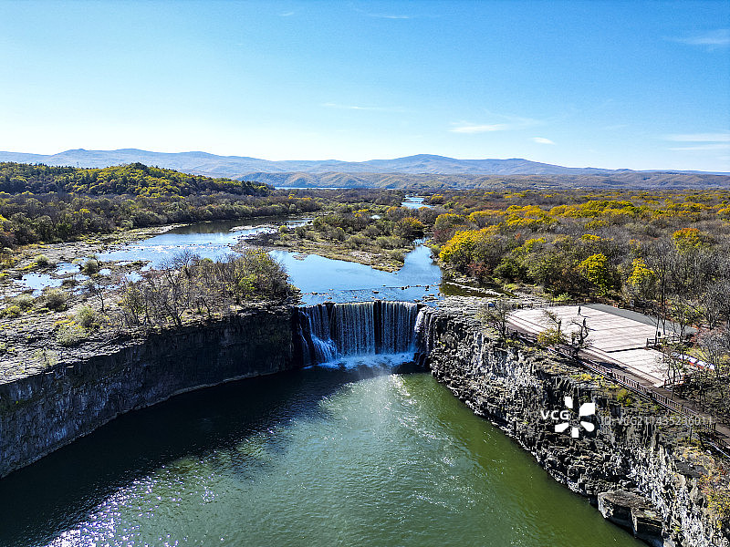 黑龙江省宁安市镜泊湖国家级风景名胜区航拍视角吊水楼瀑布秋天美景图片素材