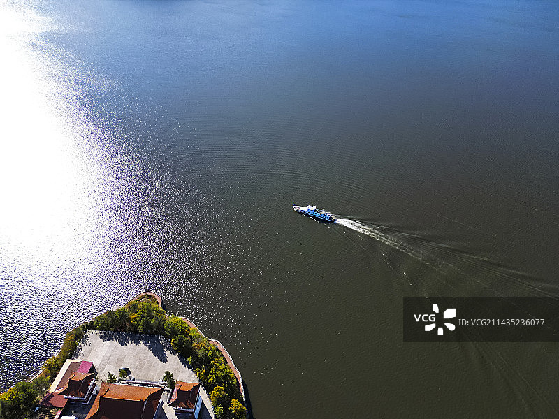 黑龙江省宁安市镜泊湖国家级风景名胜区航拍视角镜泊湖秋天美景图片素材