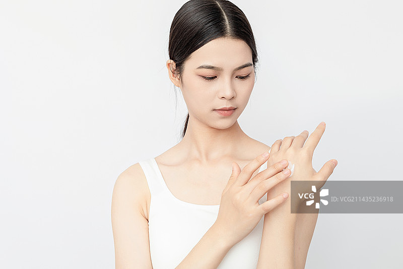 涂抹护手霜的中国女人图片素材