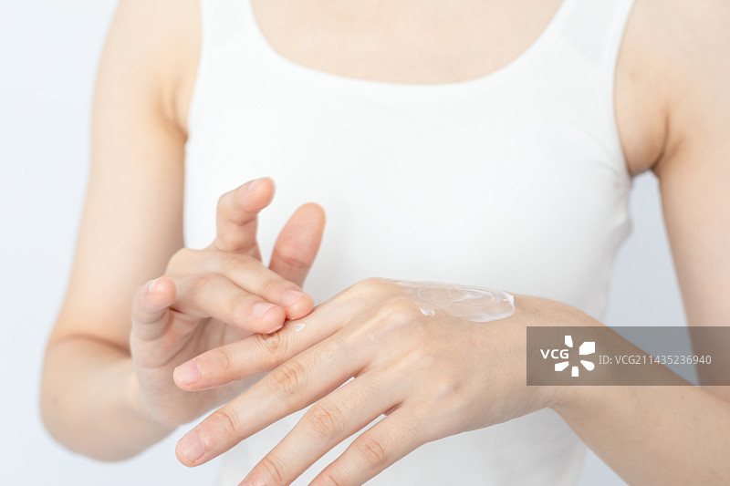 涂抹护手霜的中国女人图片素材