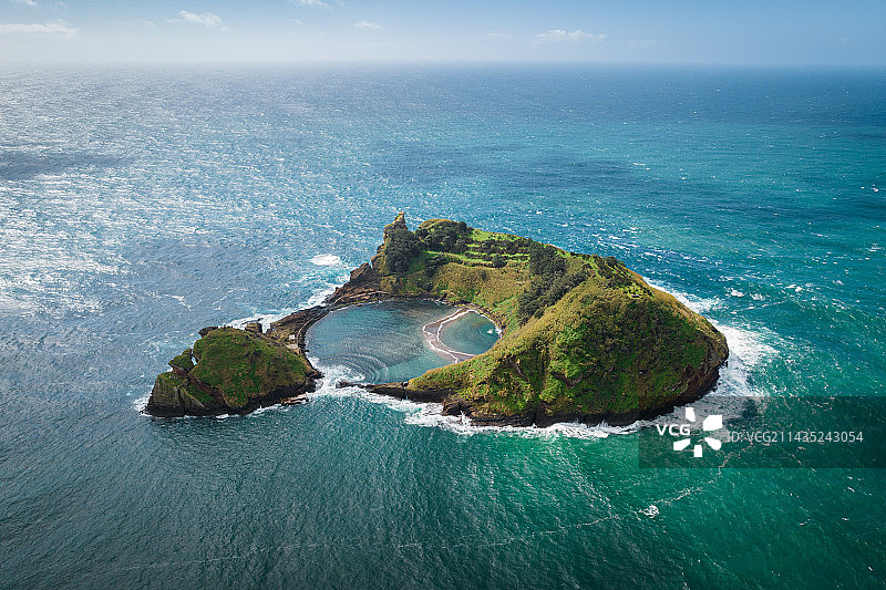 葡萄牙亚速尔群岛海上火山岛航拍图片素材