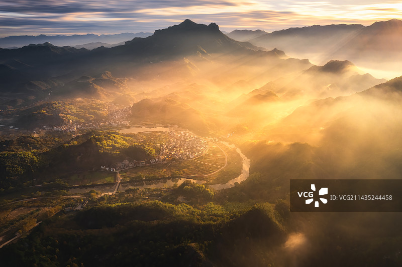 浙江省丽水市缙云县仙都景区日出群山丁达尔图片素材