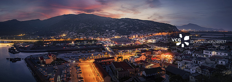 海上云台山脚下的高公岛渔村夜景图片素材