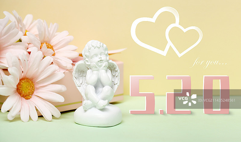 白色背景上的丘比特雕像及520特写镜头图片素材