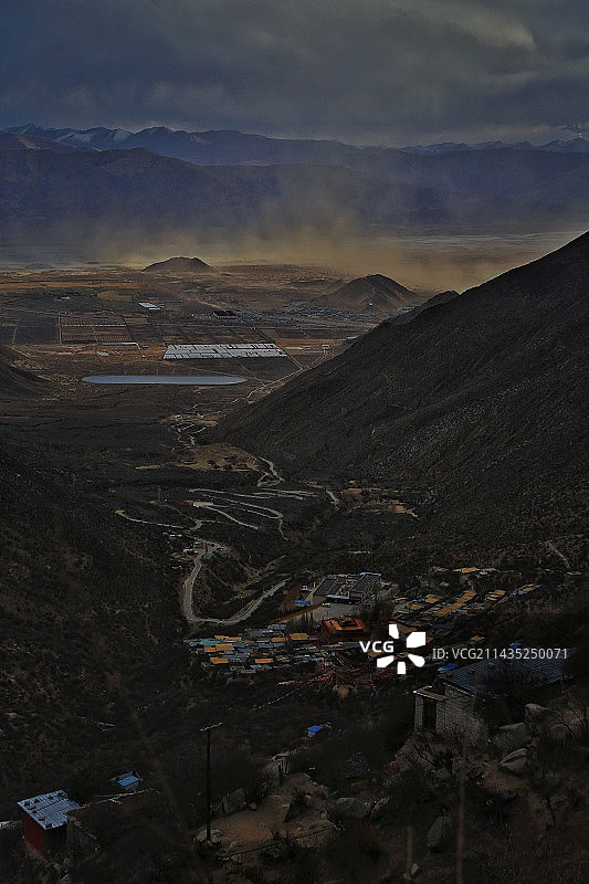 山南青朴修行地•山顶看到沙尘天气图片素材