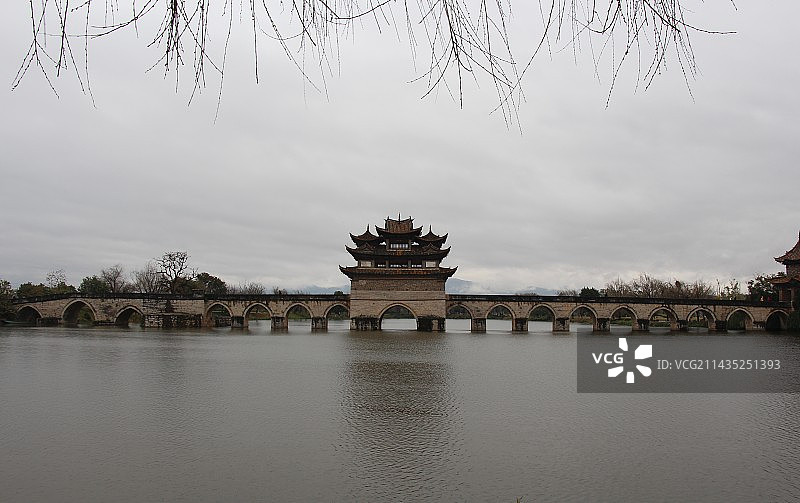 阴天湖面上的双龙古桥图片素材