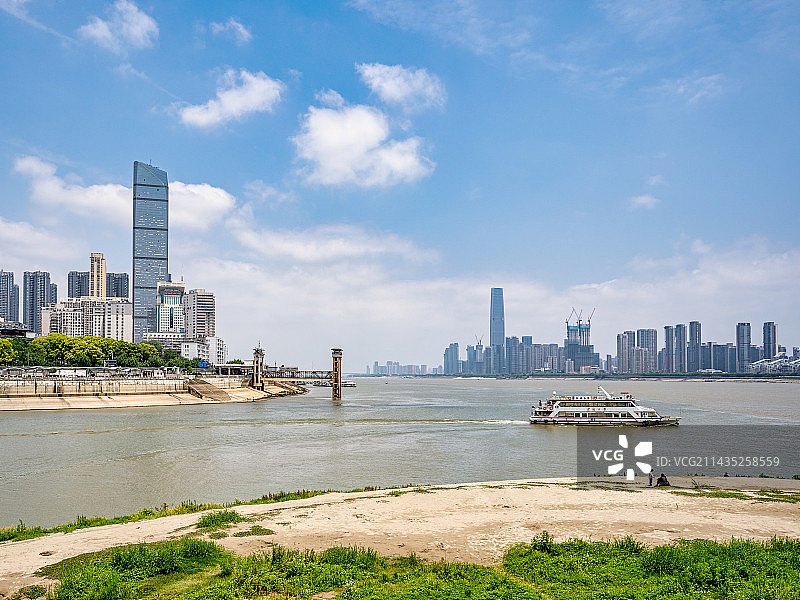 武汉南岸嘴两江交汇处城市风光图片素材