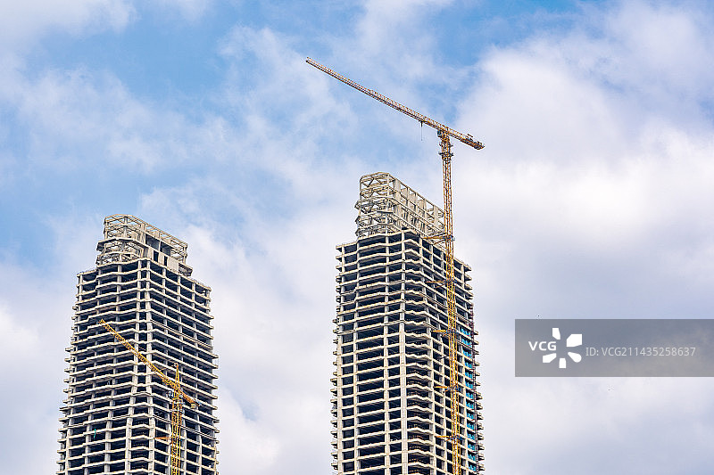 湖北武汉在建高楼与蓝天白云图片素材