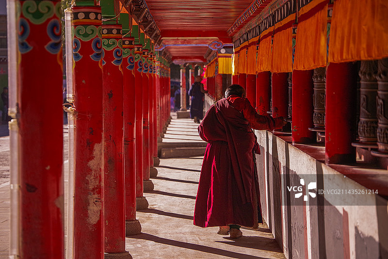 转经长廊上，喇嘛转经图片素材