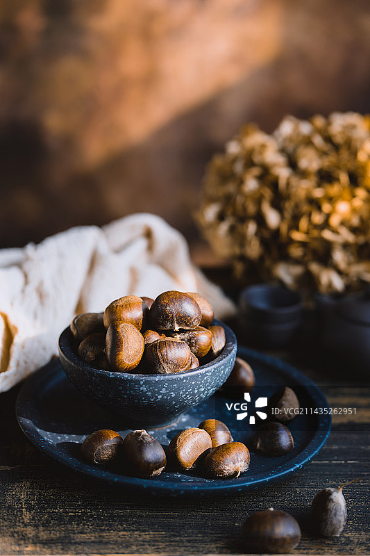 香甜可口的糖炒栗子图片素材