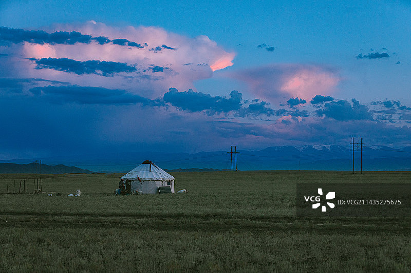 新疆阿勒泰吉木乃草原傍晚风景图片素材