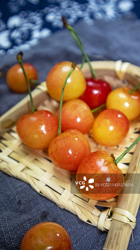 印花布粉红色山东大樱桃有机樱桃健康水果宣传广告图片素材