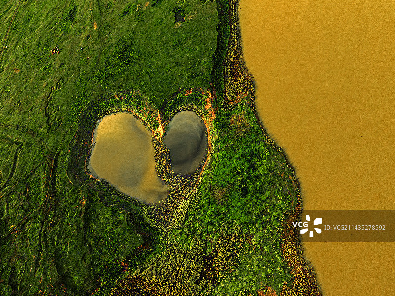 河边的水坑图片素材