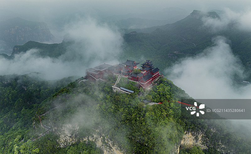 云雾缭绕的河南云台山茱萸峰图片素材
