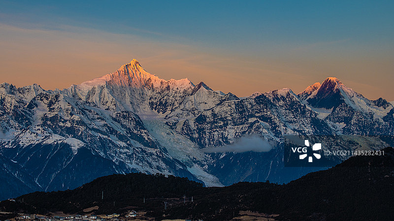 云南梅里雪山主峰～卡瓦格博之日照金山与朝霞图片素材