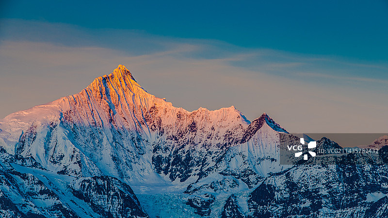 云南梅里雪山主峰～卡瓦格博之日照金山与朝霞2图片素材
