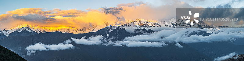 中国云南迪庆藏族自治州梅里雪山日照风景图片素材
