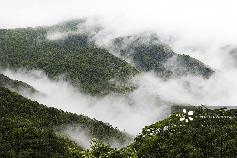 带雨云埋一半山图片素材