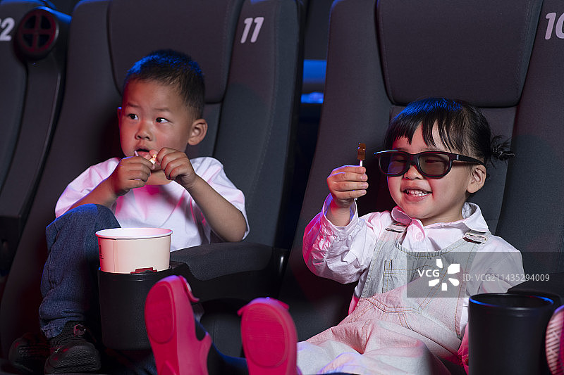 孩子们在电影院看电影图片素材