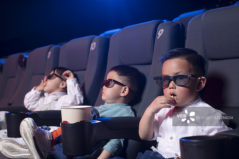 孩子们在电影院看电影图片素材
