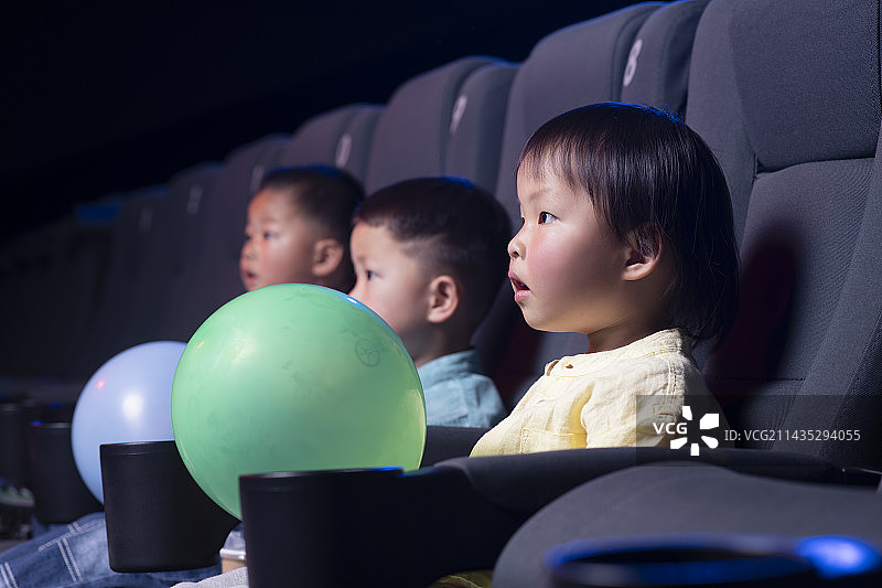 孩子们在电影院看电影图片素材