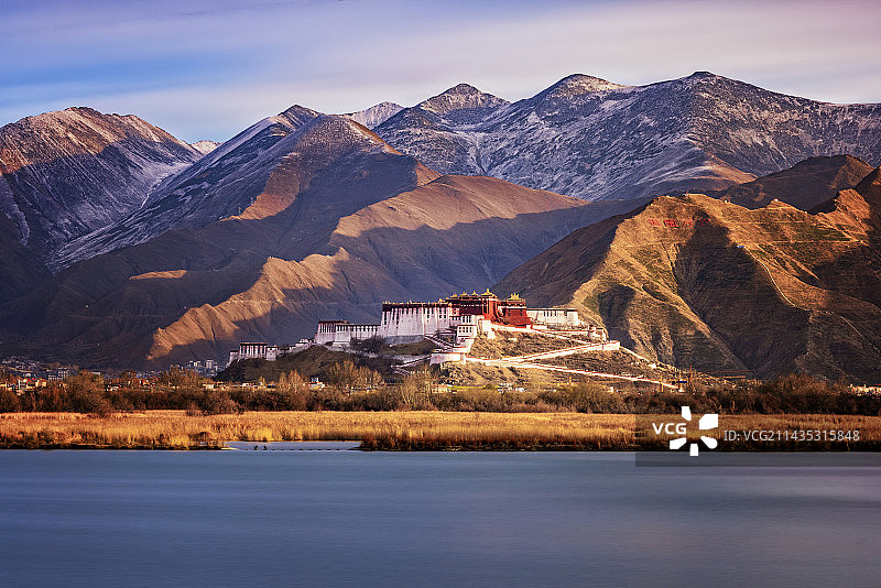 布达拉宫日照金山图片素材