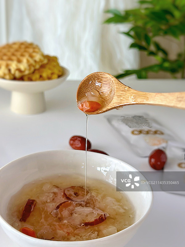 桌上碗里银耳羹特写镜头图片素材