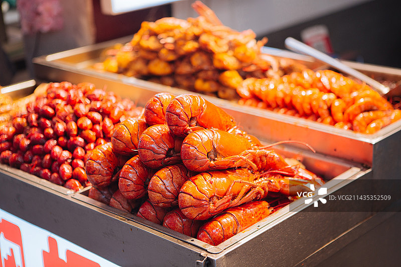 街边油闷大虾进行售卖图片素材