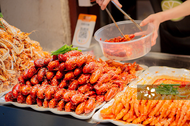 街边油闷大虾进行售卖图片素材