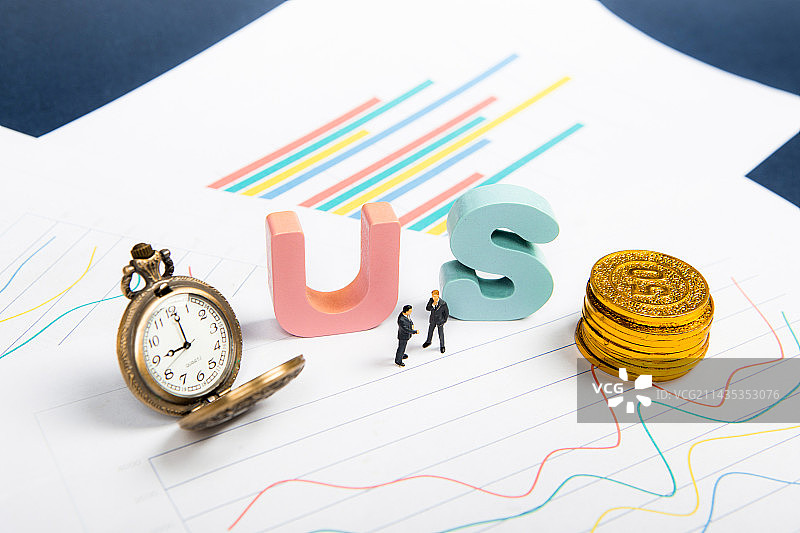 商务人士分析美股数据图片素材