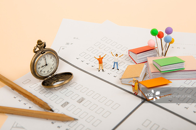 青年人在答题卡上欢呼图片素材