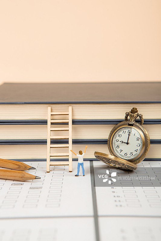 青年人在答题卡上欢呼图片素材