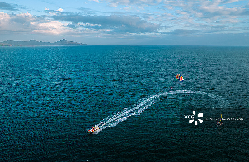 帆船及拖伞快艇在大海中航行游玩图片素材