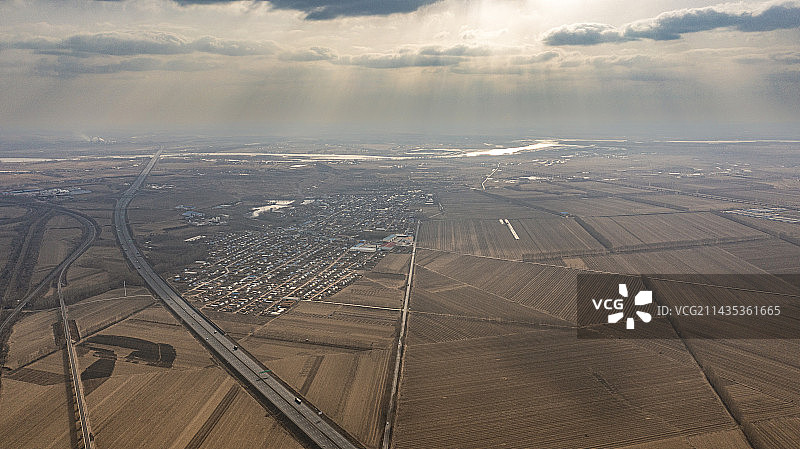 春日下午吉林扶余农村耕地和云隙光图片素材