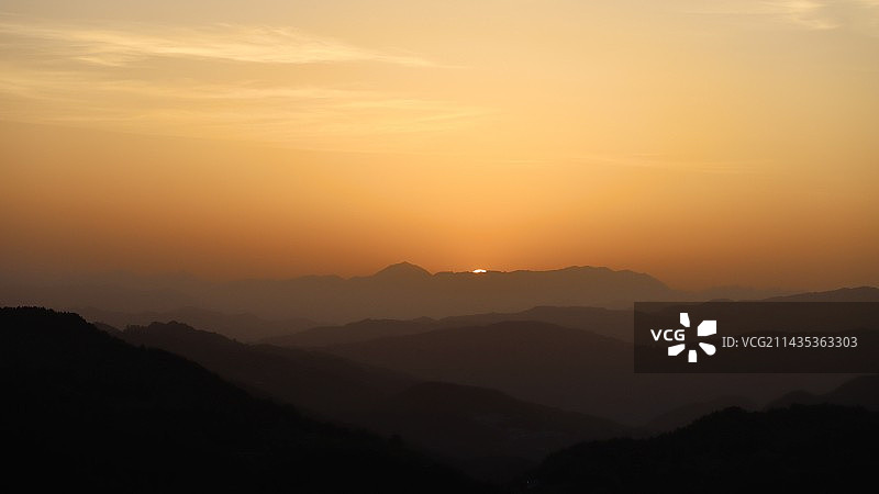 巴东县崖边日出图片素材