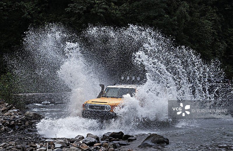 越野车戏水图片素材