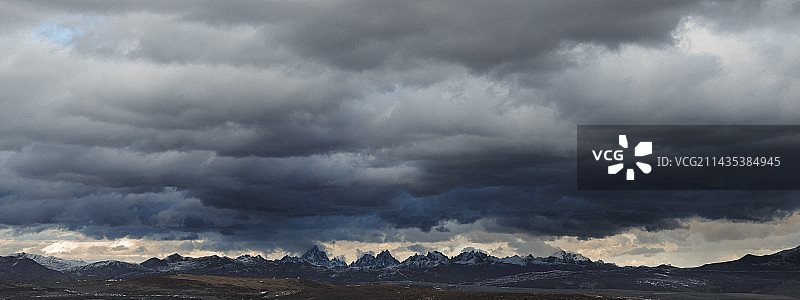 川西 雷云凌雪山图片素材