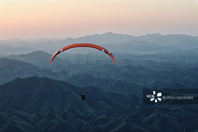 人在空中滑翔伞的高角度视角图片素材