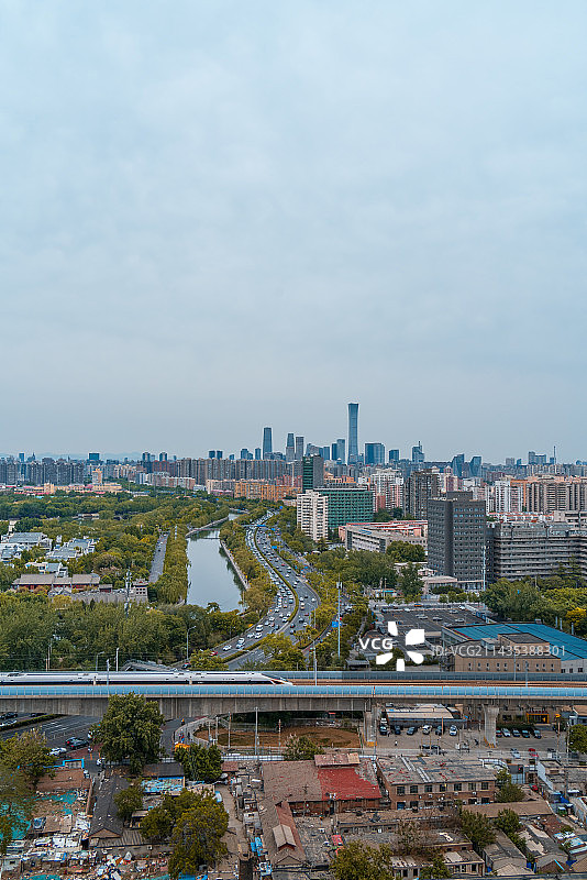 复兴号与北京CBD同框图片素材