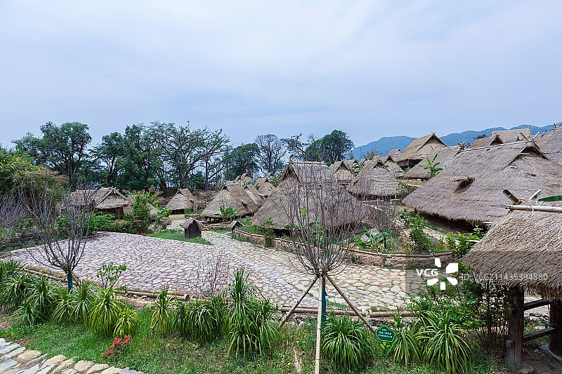 云南临沧翁丁佤族传统民居建筑群图片素材