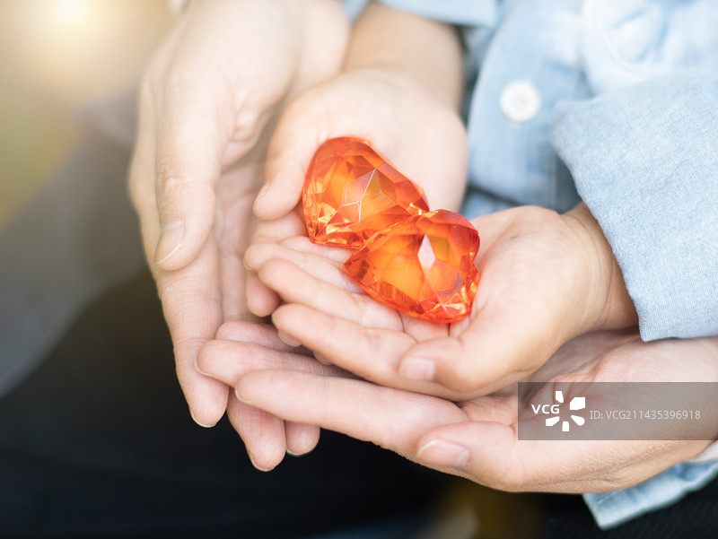 母亲节小朋友送花给母亲爱心图片素材