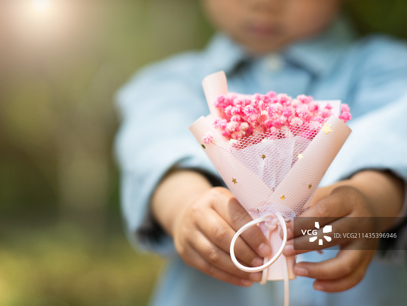 母亲节小朋友送花给母亲爱心图片素材
