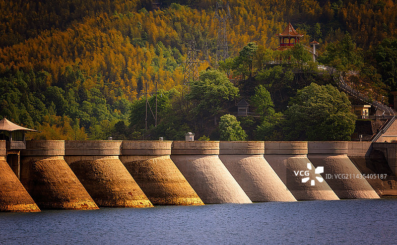 新中国第一坝 佛子岭水库大坝(位于霍山)，是新中国第一座钢筋混凝土连拱坝图片素材