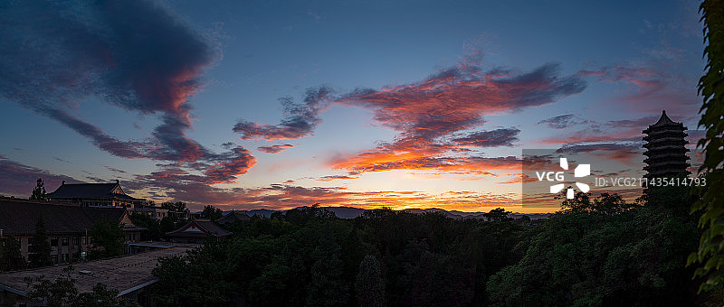 朱成轩-夏-晚霞、全景、博雅塔、图书馆-6图片素材