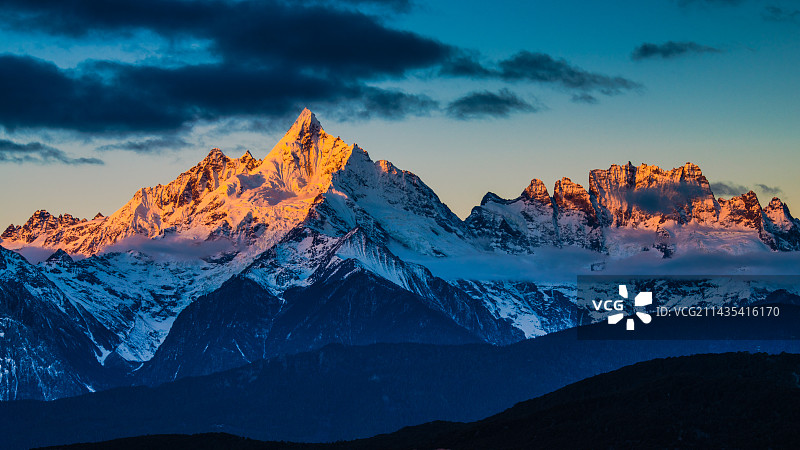 云南德钦梅里雪山（太子十三峰）-缅茨姆峰与五冠佛峰～日照金山-0837图片素材