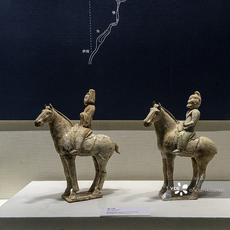 中国唐代陶制工艺品，彩绘骑马陶俑图片素材