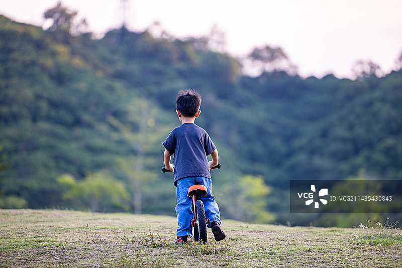 一个小朋友在户外骑平衡车图片素材