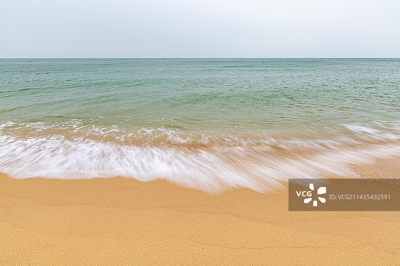 广西防城港白沙湾的沙滩和海浪图片素材